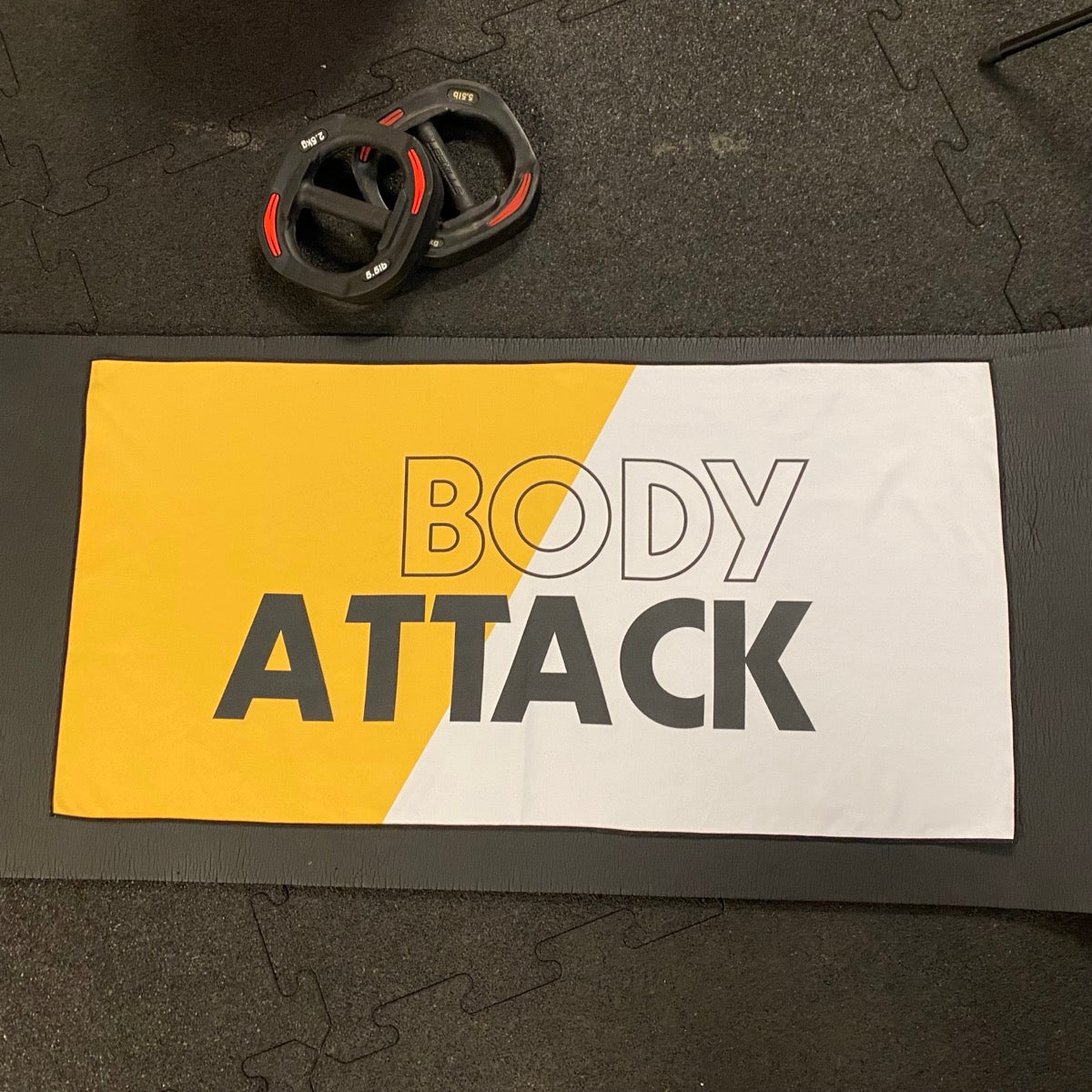 Quick-drying gym towel - Body attack white/yellow