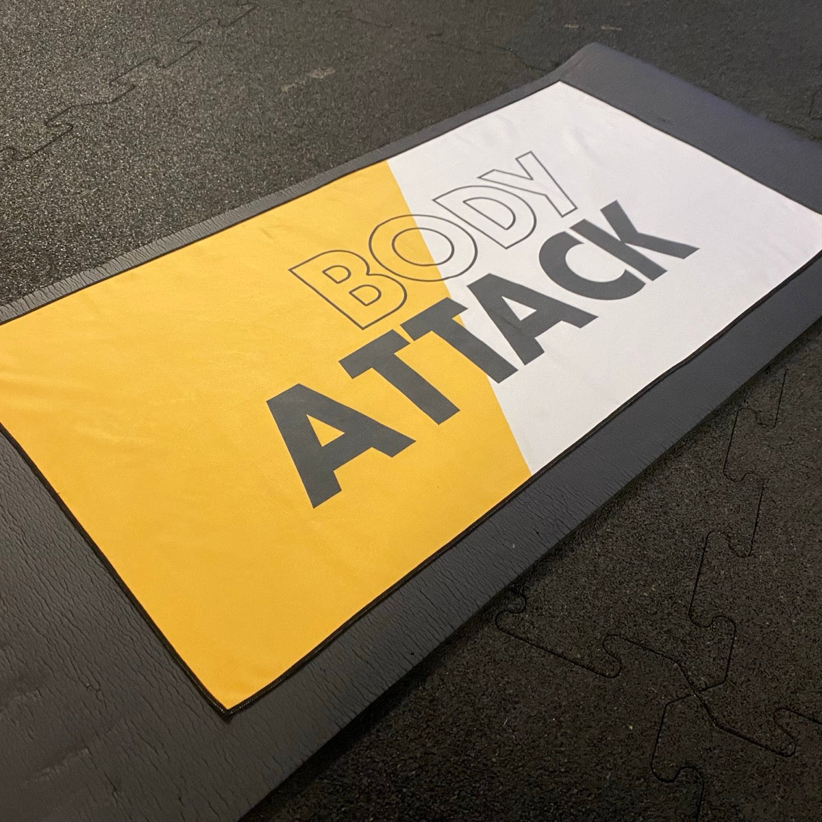 Quick-drying gym towel - Body attack white/yellow